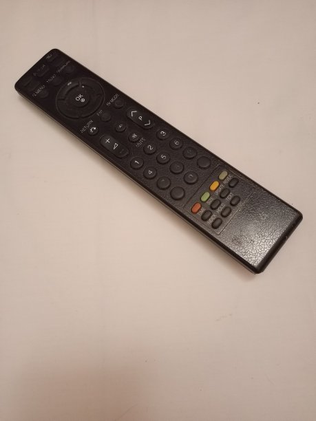 图像遥控智能电视隔离在破碎的白色背景图片下载