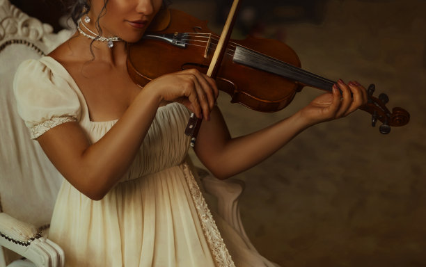 艺术照片非洲裔美国妇女双手特写幻想妇女小提琴手演奏小提琴的旧风格。创作音乐的女音乐家。白色复古长裙，美女短发脸。假日球图片下载