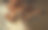 艺术照片非洲裔美国妇女双手特写幻想妇女小提琴手演奏小提琴的旧风格。创作音乐的女音乐家。白色复古长裙，美女短发脸。假日球图片下载