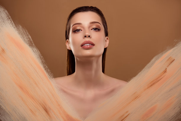 照片漂亮诱人的女人肩部应用皮肤粉底孤立米色背景图片下载