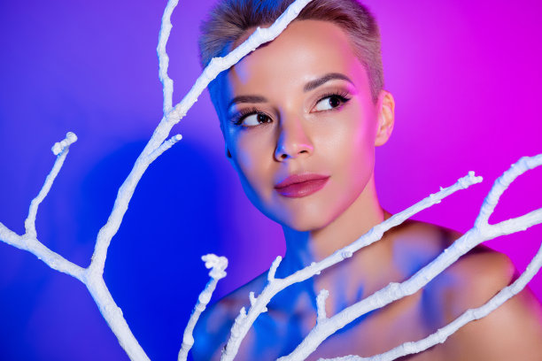 美丽可爱的女孩在紫外线背景下宣传美容产品化妆品的照片图片下载