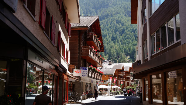 采尔马特繁忙的中央街道上，人们享受着周围的群山图片下载