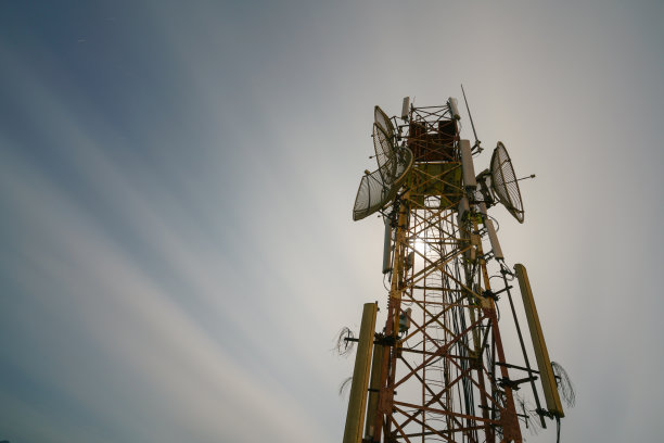 越南谅山夜间的微波发射塔图片下载