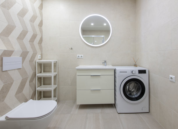 明亮优雅的现代豪华浴室室内设计与白色水槽。白色墙壁，镜子和水龙头。LED灯。洗衣机图片下载