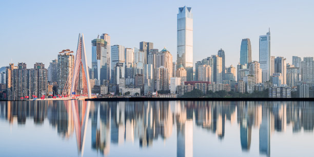 黄昏的城市天际线和反射在重庆，中国图片下载