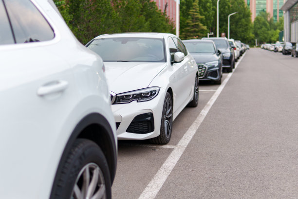 汽车排成一排图片下载