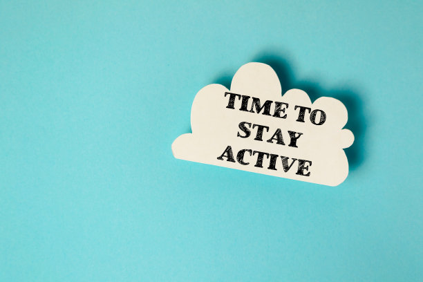 一朵白云，上面写着“保持活跃的时间”图片下载