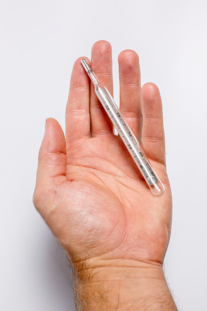 人手里的医用温度计图片下载