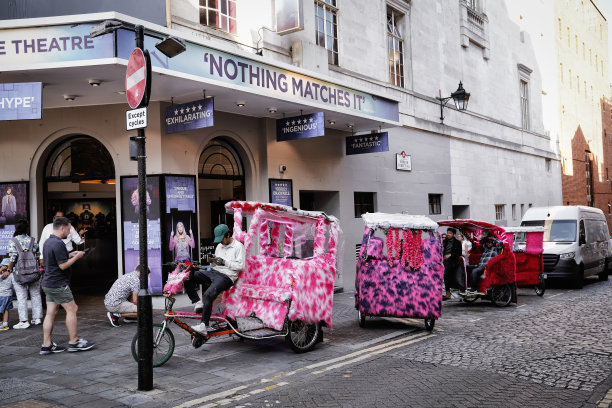 伦敦西区剑桥剧院前的《玛蒂尔达》音乐剧、人力车和三轮车图片下载