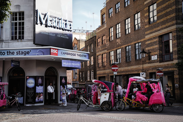 音乐剧《玛蒂尔达》，三轮车，黄包车停着;剑桥剧院前的七个表盘，伦敦西区中心，考文特花园地区，威斯敏斯特市，英格兰，英国图片下载