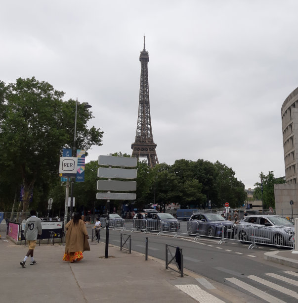 法国警方表示，埃菲尔铁塔因巴黎奥运会开幕式而关闭图片下载