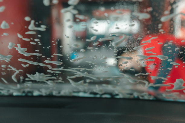 洗车从车内看与肥皂泡沫在挡风玻璃清洗图片下载