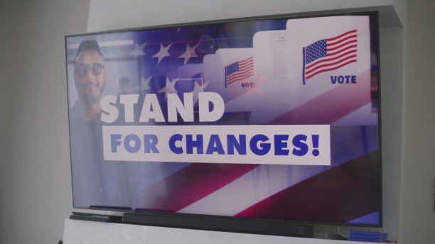 大电视屏幕显示美国总统选举的政治竞选活动图片下载