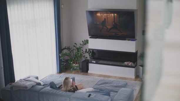 白人妇女休息，看电视和使用手机图片下载