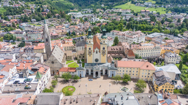 布里森，布雷萨诺内市的无人机视图。大教堂和圣迈克尔教堂的宏伟广场。阳光明媚的夏日景色。旅游宣传册、宣传图片。蒂罗尔南部城市。图片下载