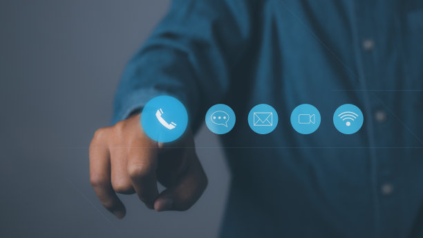 联系我们，商人手动选择电话图标，以支持热线人员与联系图标(电子邮件，地址，实时聊天，互联网wifi)联系。客户服务呼叫中心概念。副本的空间。图片下载