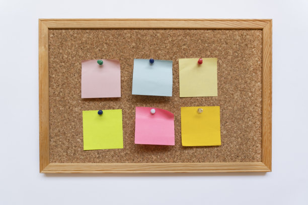 软木板上有彩色的空白音符图片下载