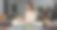 一名妇女在自助餐厅排队取食物图片下载