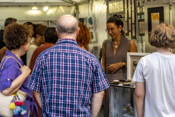 西班牙萨拉曼卡，在大教堂旁边的萨拉曼卡老城区的手工艺品集市图片下载