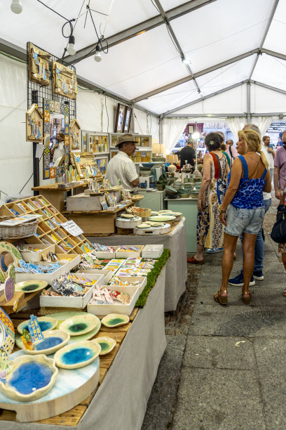 西班牙萨拉曼卡，在大教堂旁边的萨拉曼卡老城区的手工艺品集市图片下载