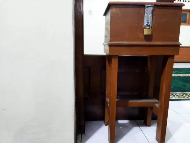 一个上了锁的慈善箱或Kotak Infaq站在清真寺里。图片下载