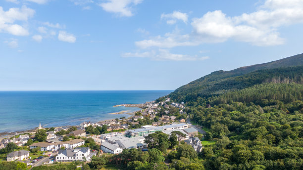 鸟瞰图在纽卡斯尔海岸的房子，北爱尔兰。沿海小镇，无人机照片图片下载
