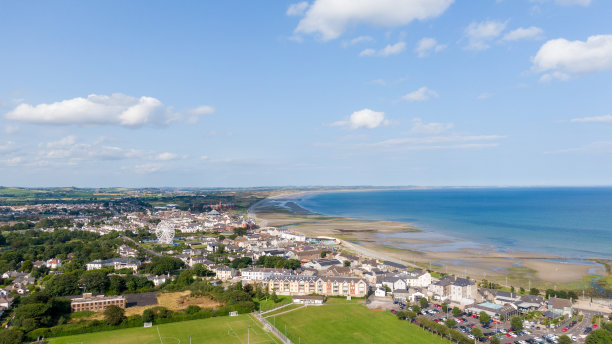 鸟瞰图在纽卡斯尔海岸的房子，北爱尔兰。沿海小镇，无人机照片图片下载