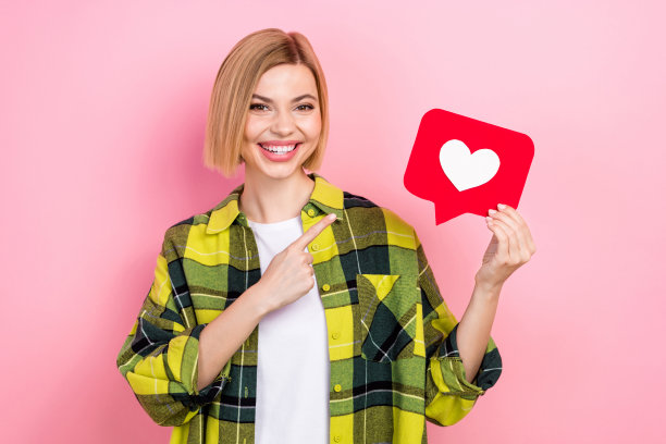 可爱的年轻女士的照片肖像点心图标社交媒体穿着时尚的格子黄色衣服孤立在粉红色的背景图片下载