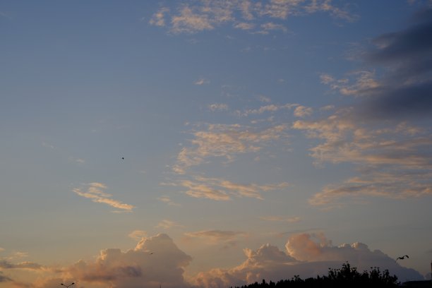 日出时天空中的云的照片图片下载