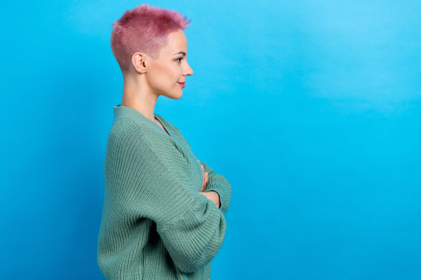 侧面照片华丽的女士穿着时尚的衣服手臂交叉看空空间显示头发孤立的蓝色背景图片下载