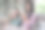 甜美可爱的女儿妈妈穿着休闲装在公寓房间里看电视喝可可微笑的照片图片下载