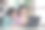 照片中可爱闪亮的妈妈女儿穿着休闲装准备家庭作业在室内的现代设备图片下载