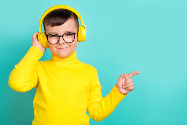 小男孩的照片指向空的空间广告高品质立体声耳机孤立青色背景图片下载