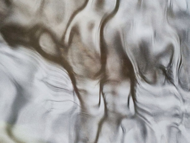 抽象水面图片与线和圆和滴，波，和频率。白色，浅灰色，中灰色，深灰色，浅棕色，中棕色。图片下载