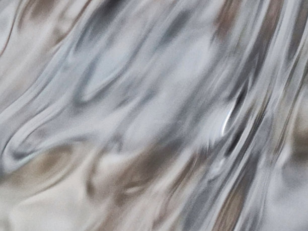 抽象水面图片与线和圆和滴，波，和频率。白色，浅灰色，中灰色，深灰色，浅棕色，中棕色。图片下载