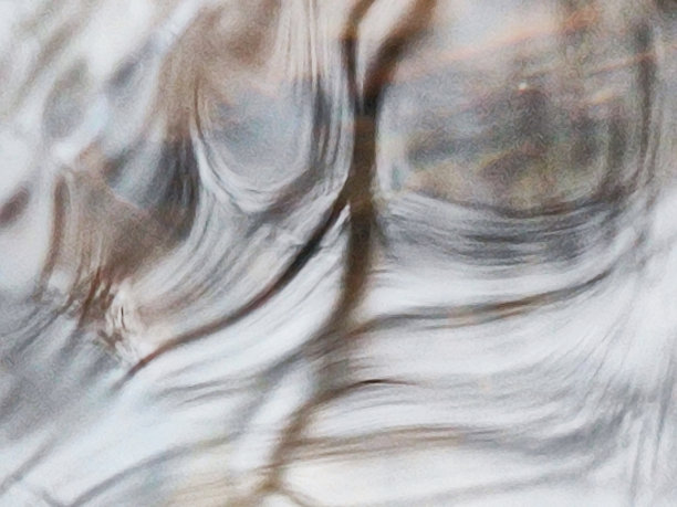 抽象水面图片与线和圆和滴，波，和频率。白色，浅灰色，中灰色，深灰色，浅棕色，中棕色。图片下载