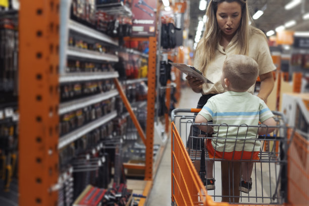 一位妇女和她的小儿子一起在商店里挑选要买什么图片下载