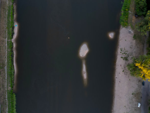 人们在沙洲河畔游泳的夏日风光图片下载