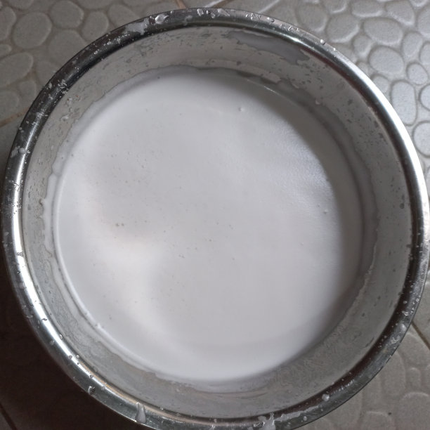 椰奶是手工煮米饭的新鲜原料，从成熟的椰子中提取的白色液体和水图片下载