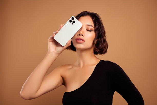 照片光泽梦幻的女士穿脱肩黑色紧身衣现代装置覆盖眼睛孤立米色背景图片下载