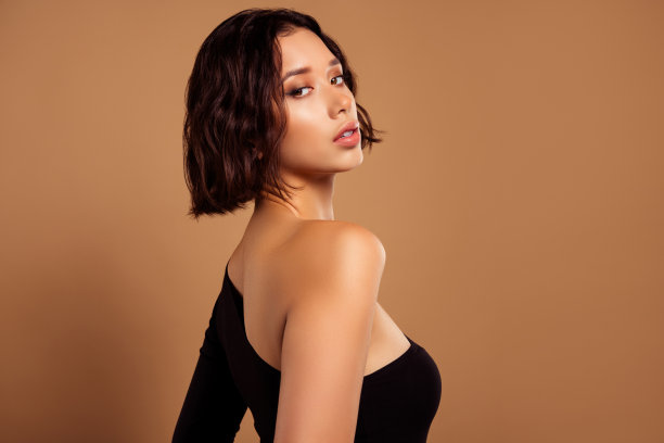 照片的诱惑闪亮的女士穿脱肩黑色紧身衣享受魅力派对孤立的米色背景图片下载