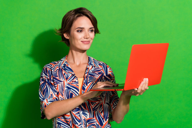 照片好心情甜美的女人穿着印花衬衫聊天instagram twitter电报facebook孤立的绿色背景图片下载