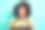 印象深刻的迷人的女士穿着印花t恤骑汽车空白空间孤立蓝绿色背景的照片图片下载