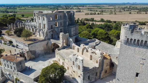 鸟瞰蒙马儒修道院，法国普罗旺斯的旅游景点图片下载