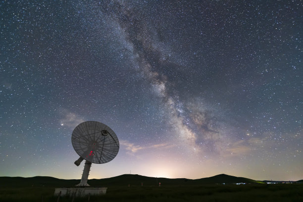 射电望远镜和银河系图片下载