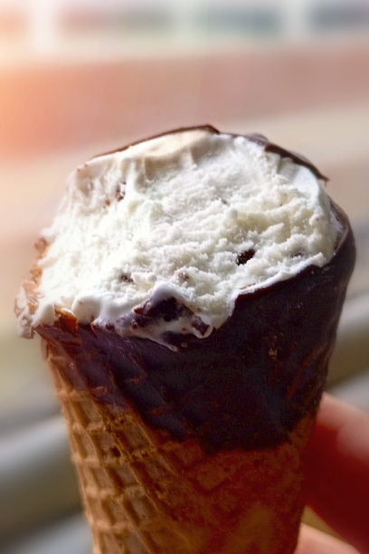 被咬冰淇淋的特写，垂直照片。图片下载