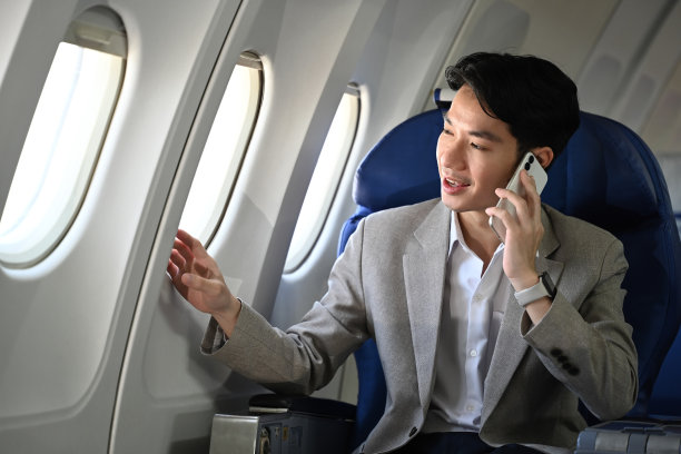 西装革履的成功商人坐在舒适的座位上打电话。图片下载