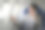 西装革履的成功商人坐在舒适的座位上打电话。图片下载