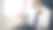 一名商人坐在飞机上用手机与人通话图片下载