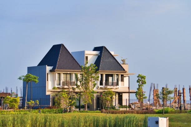 被绿色花园包围的大房子图片下载